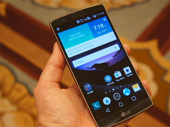 CES丨掰彎掰直都可以，LG G Flex2秀任性