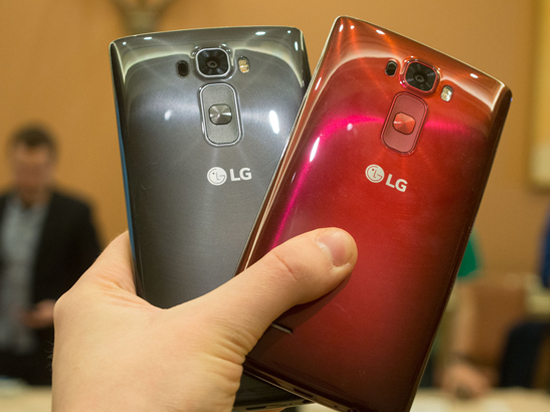 CES丨掰彎掰直都可以，LG G Flex2秀任性