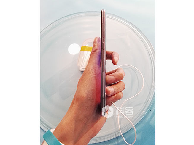 雙2.5D弧面玻璃，vivo X5Pro上手實(shí)拍