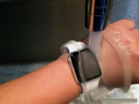 Apple Watch表冠積灰？直接用水沖洗！