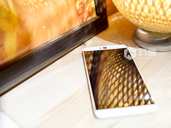雙1300萬鏡頭 自拍更強(qiáng)悍，HTC D826w圖賞