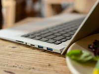 比MacBook Air還要薄！神舟推出Win8超薄本