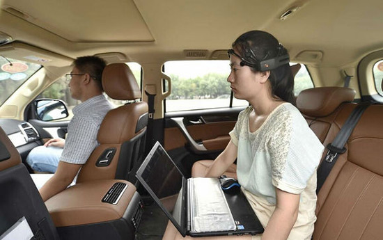 國內(nèi)首臺腦控汽車試跑， 用意念就能開車