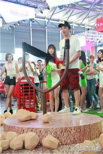 王思聰現(xiàn)身ChinaJoy《憤怒的小鳥2》 ShowGirl們瘋狂合影