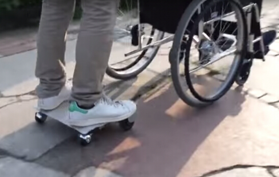 平衡車再遇強敵，世界最小代步車面世
