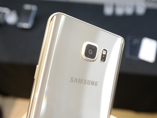 Note 5不在歐洲銷售：英國人民憤怒請?jiān)?/></p><p>　　英國零售商Clove就發(fā)起了一個(gè)請?jiān)富顒?練功圍觀)，征集簽名，希望藉此告訴三星大家多么需要Note 5。當(dāng)然，這種請?jiān)敢话愣际菦]有任何用處的。（快科技 ，原標(biāo)題《Galaxy Note 5歐洲不賣：英國人民憤怒請?jiān)浮?</p>			
			
			<!---->
		    
                    <!-- 新聞詳情頁底部轉(zhuǎn)載/原文聲明 -->
                    <div   id=