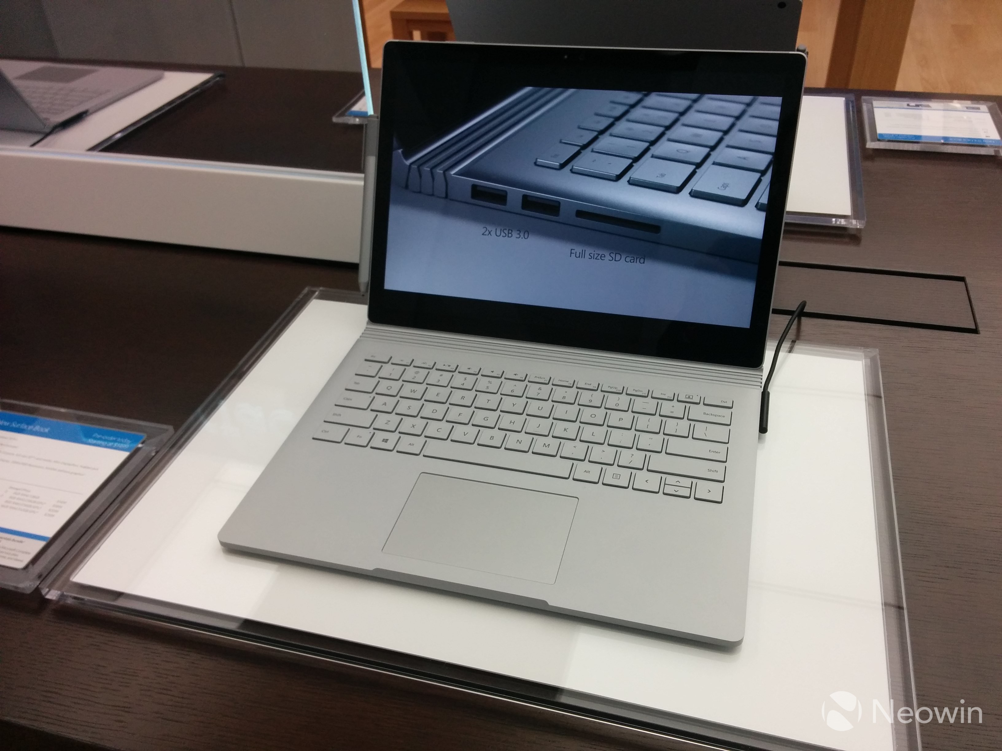 比蘋果Apple Store更氣派！全球最大微軟旗艦店開業(yè)