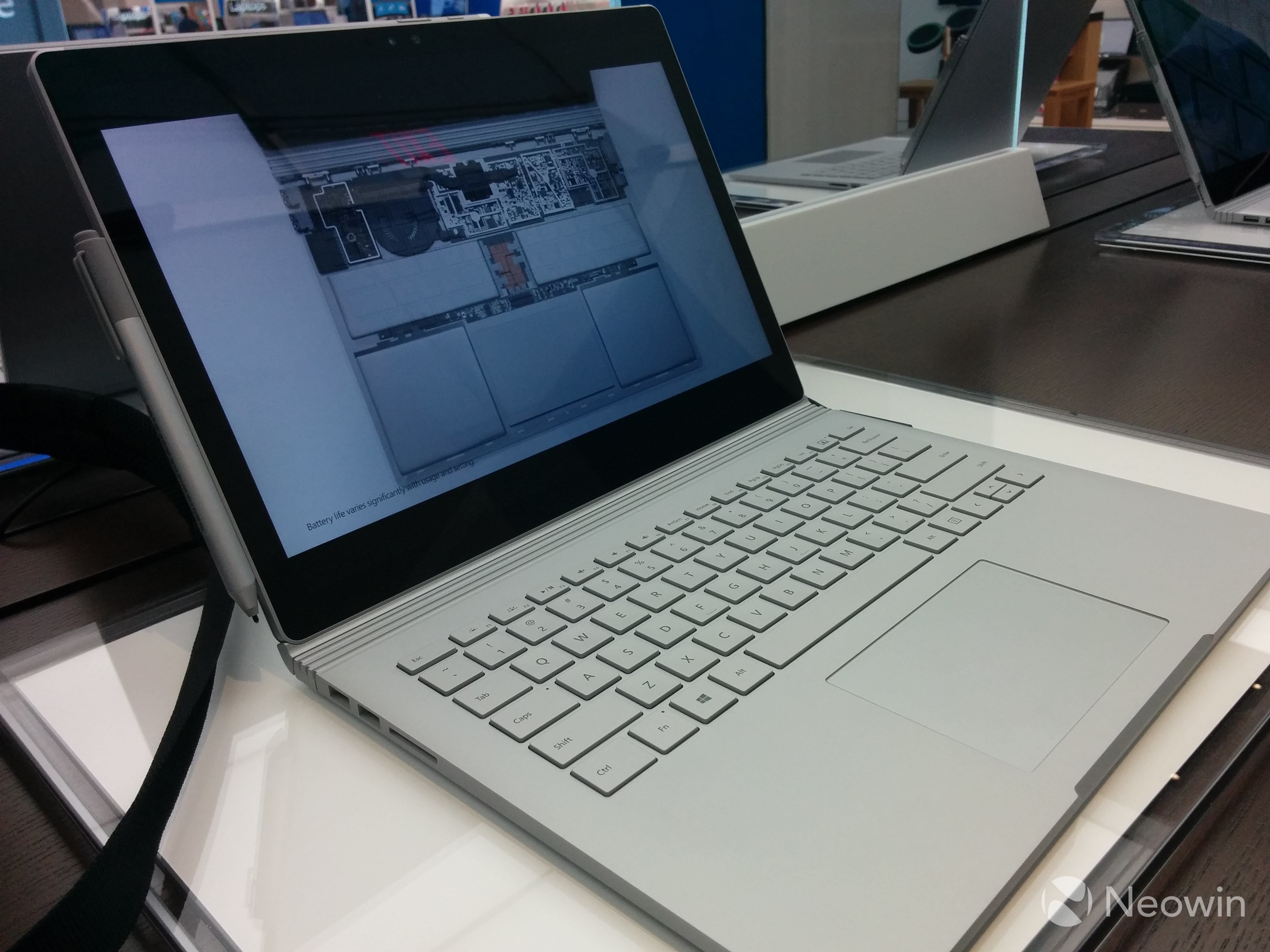 比蘋果Apple Store更氣派！全球最大微軟旗艦店開業(yè)