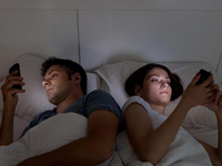 睡眠專家呼吁：智能手機應(yīng)增加床上模式！