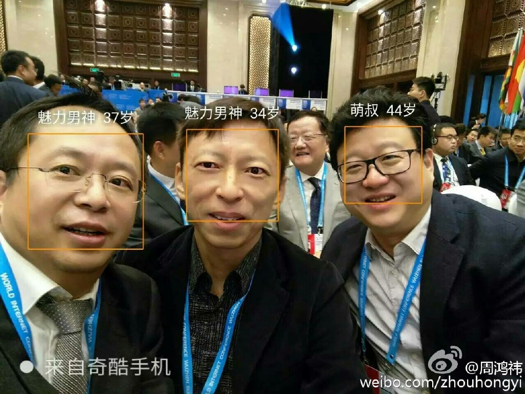 周鴻祎大會上忙于找人玩自拍，雷軍為小米雙肩包代言...
