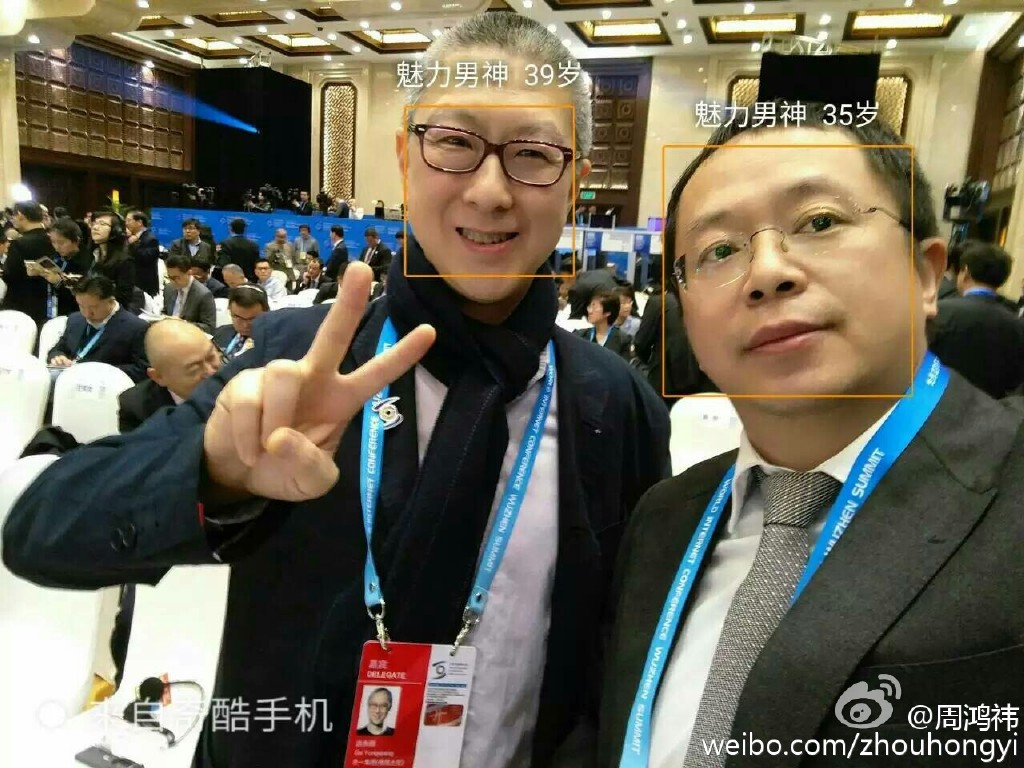周鴻祎大會上忙于找人玩自拍，雷軍為小米雙肩包代言...