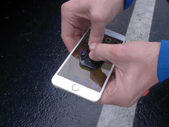視頻：iPhone 6s機(jī)身很耐磨？馬路上磨擦一下再說(shuō)