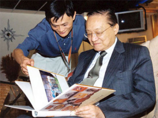 生日禮也玩眾籌，馬云攜淘寶為金庸92歲祝壽