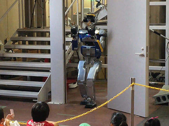 日本展示災(zāi)難救援機(jī)器人 已能自己開門逃跑