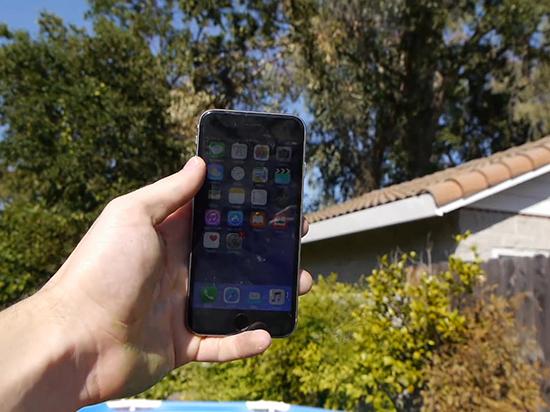 拿著iPhone 6s跳入黏液中浸泡 結果被噴慘了