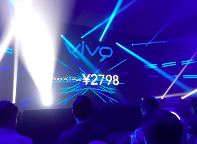 宋仲基終于現(xiàn)身 還帶來了vivo X7 Plus的售價