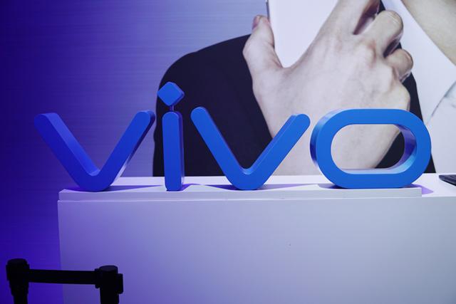 宋仲基終于現(xiàn)身 還帶來了vivo X7 Plus的售價