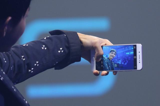 宋仲基終于現(xiàn)身 還帶來了vivo X7 Plus的售價