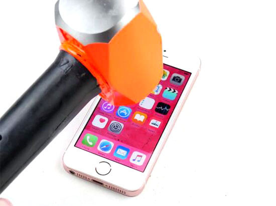 視頻：全球首虐！摧機狂魔玩死iPhone?SE