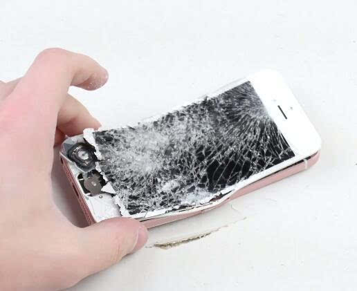 視頻：全球首虐！摧機狂魔玩死iPhone?SE
