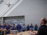 傍上蘋果，大疆精靈4在全球Apple Store開售
