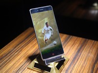 國(guó)際足球巨星C羅亮相微博 代言nubia Z11無(wú)邊框手機(jī)