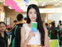 OPPO R9線下首發(fā)：1個(gè)店1小時(shí)賣出110臺(tái)