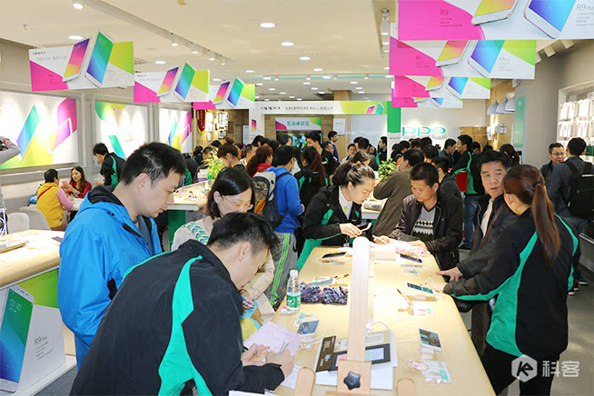OPPO R9線下首發(fā)：1個店1小時賣出110臺