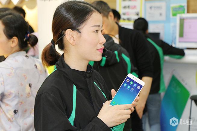 OPPO R9線下首發(fā)：1個店1小時賣出110臺