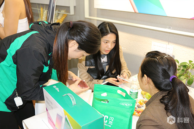 OPPO R9線下首發(fā)：1個店1小時賣出110臺
