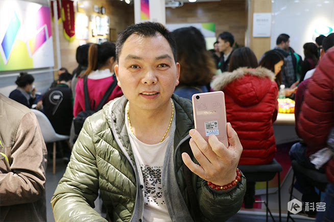 OPPO R9線下首發(fā)：1個店1小時賣出110臺
