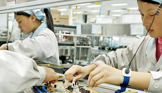 iPhone 7依舊只有兩個(gè)版本 Pro版或?qū)⒘舻矫髂辏?/></p><p>　　雖然說(shuō)蘋果向來(lái)都致力于打造一條多元化的供應(yīng)鏈，但這次的舉措會(huì)不會(huì)是與明年的新iPhone有關(guān)？像上面所講，如果蘋果將在iPhone 8上增加一款十周年的特別版，那么增加供應(yīng)廠商就能有效的提高iPhone的產(chǎn)量，從而避免供貨不足而導(dǎo)致斷貨的情況出現(xiàn)。</p><p><img src=