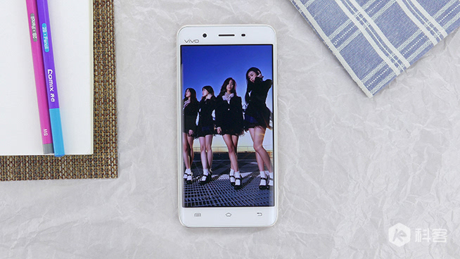 嗨科技：雖美但性能不足 雙曲面屏vivo Xplay5視頻評(píng)測 