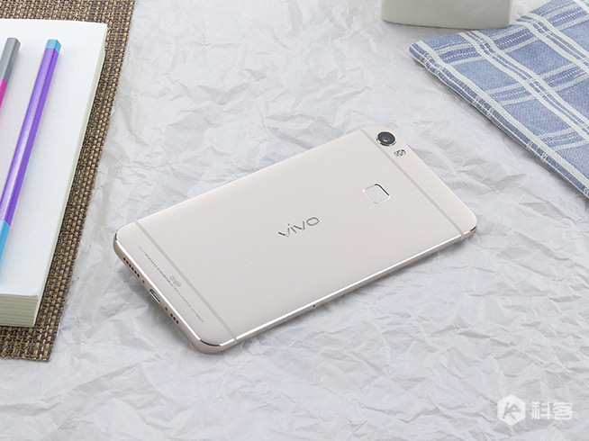 嗨科技：雖美但性能不足 雙曲面屏vivo Xplay5視頻評(píng)測 