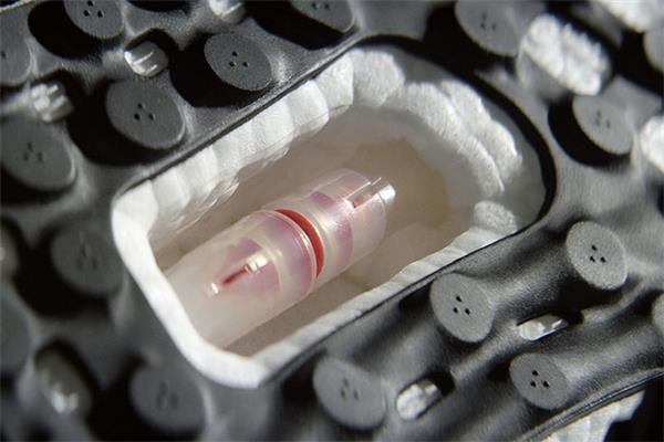 阿迪達(dá)斯推出限量版跑鞋：竟是機(jī)器人制作的