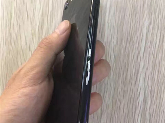 iPhone 7終于出現(xiàn)掉漆問(wèn)題：這次是亮黑色