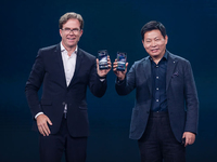 華為Mate 9發(fā)布：曲面屏版超萬元，黑科技再領(lǐng)先