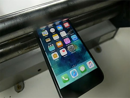 心肝疼！iPhone7被滾壓機(jī)瞬間碾成渣