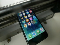 心肝疼！iPhone7被滾壓機(jī)瞬間碾成渣