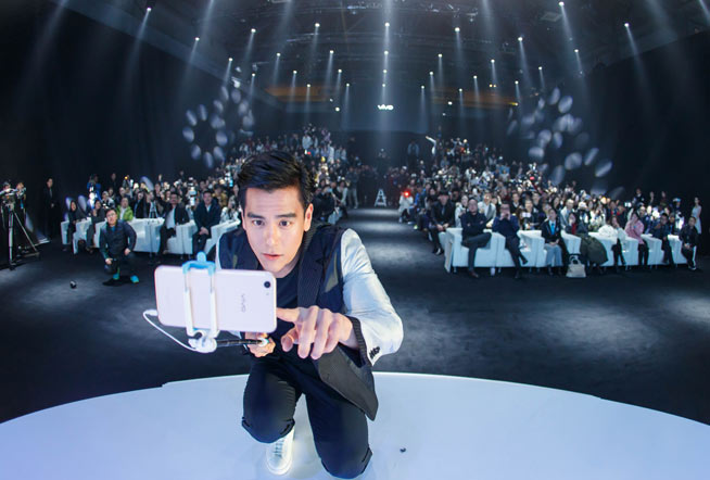 彭于晏自黑鼻孔自拍！vivo X9Plus壓軸上市