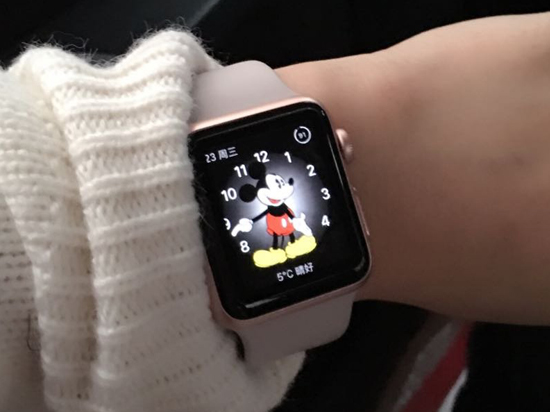 續(xù)航不再是問(wèn)題！Apple Watch表帶或?qū)щ姵?/></p><p>　　目前暫時(shí)不清楚這一專利未來(lái)是否會(huì)應(yīng)用到下一代蘋(píng)果手表中。但提高蘋(píng)果手表的電池續(xù)航時(shí)間可以讓用戶在無(wú)需充電的前提下連續(xù)使用多天，這將給Apple Watch系列產(chǎn)品帶來(lái)巨大的市場(chǎng)機(jī)會(huì)，這也將是Apple Watch重度用戶的福利。<strong>關(guān)注科客網(wǎng)官方微信kekebat，獲取更多精彩資訊。</strong></p>			
			
			<!---->
		    
                    <!-- 新聞詳情頁(yè)底部轉(zhuǎn)載/原文聲明 -->
                    <div   id=