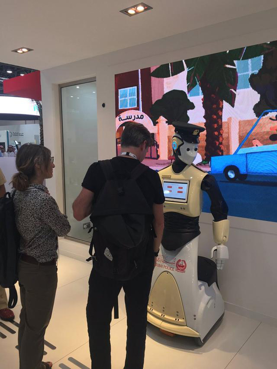 由中國制造！迪拜首批機(jī)器人警察今夏上崗
