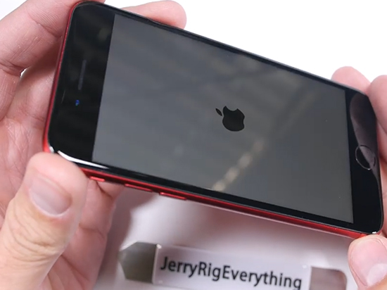 原版配色太難看？自己動手換中國紅iPhone 7屏幕