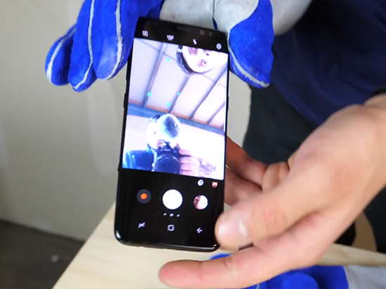 當iPhone 7和Galaxy S8遇上液態(tài)氮  結局很殘酷
