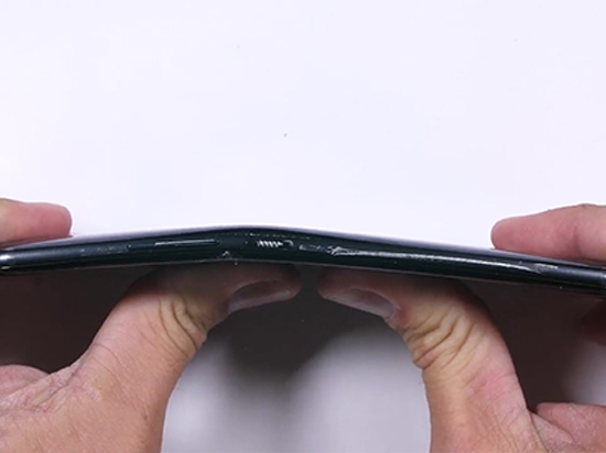 軟件強大硬件弱雞？HTC U11輕而易舉被掰彎