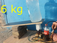 這是真的！一瓶可樂和注射器就能頂起一輛汽車
