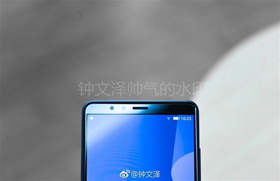 三色金立全面屏M7現(xiàn)身芭莎男士，素顏美女王麗坤傾情演繹