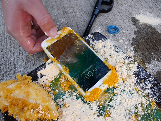 油炸iPhone 8更入味？看它能在油鍋里待多久電池才膨脹