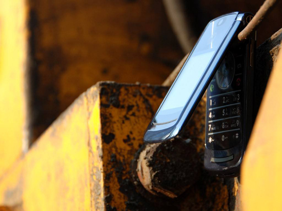 摩托羅拉復(fù)刻翻蓋神機RAZR，正面對標(biāo)諾基亞3310