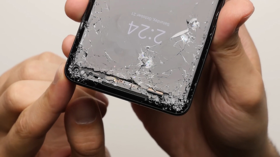 旗艦手機測試：iPhone 8 Plus不堪一擊，但它卻爛掉渣